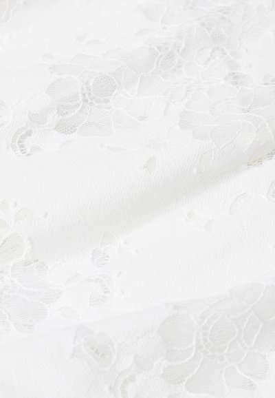 Witte kanten stof met bloemmotieven, met een delicate textuur en een zachte val. Het oppervlak toont intricaties en een subtiele glans.