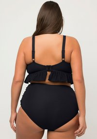 Ulla Popken STRUCTURE RUCHÉ BONNETS SOUPLES BRETELLES RÉGLABLES SET - Bikiny