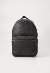 Zaino nero con un motivo a diamante testurizzato, dotato di tasca frontale con zip e etichetta con logo. Realizzato in materiale resistente, dalla forma arrotondata.