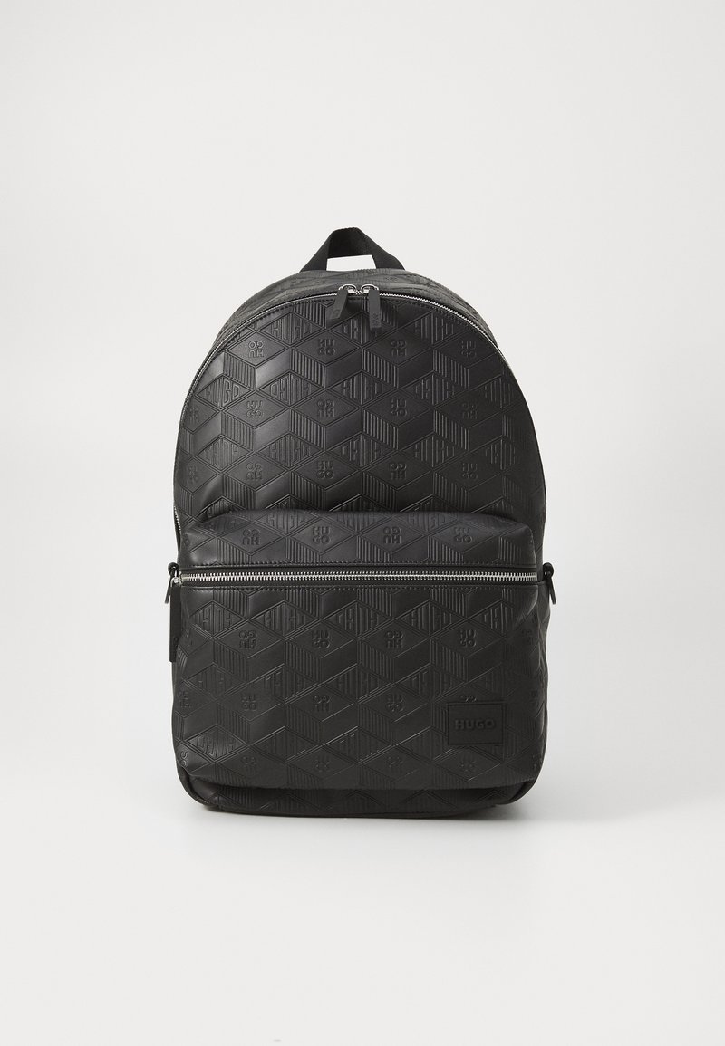 Zaino nero con un motivo a diamante testurizzato, dotato di tasca frontale con zip e etichetta con logo. Realizzato in materiale resistente, dalla forma arrotondata.