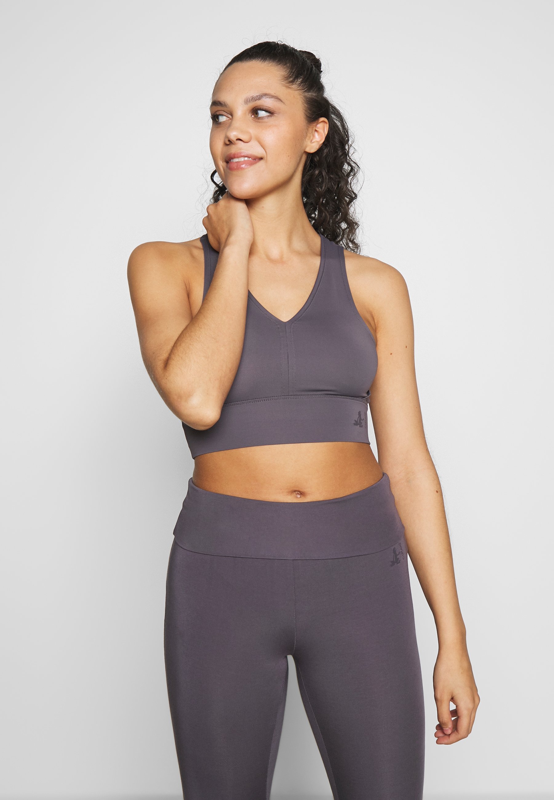 Curare Yogawear BRA NECKLINE BACK Sports BH greyberry Curare Yogawear TWISTBACK - Topper - greyberry
