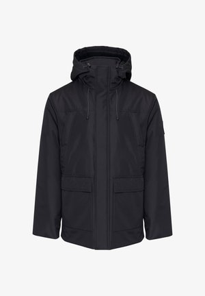 Chaqueta negra impermeable con capucha ajustable, cierre con cremallera y dos bolsillos frontales. Presenta una textura suave y un corte moderno.