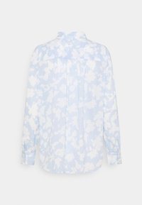 Camisa de manga larga azul claro con un patrón floral blanco, que cuenta con un cuello y puños abotonados, diseñada con un corte relajado y un detalle de pliegue en la parte posterior.