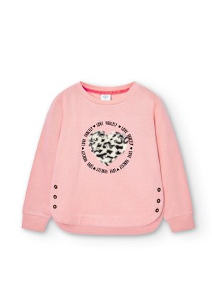 Sweatshirt rose avec un design en peluche en forme de cœur imprimé léopard, portant le texte "LOVE FIERCELEY" tout autour et des accents de boutons marron sur le côté.