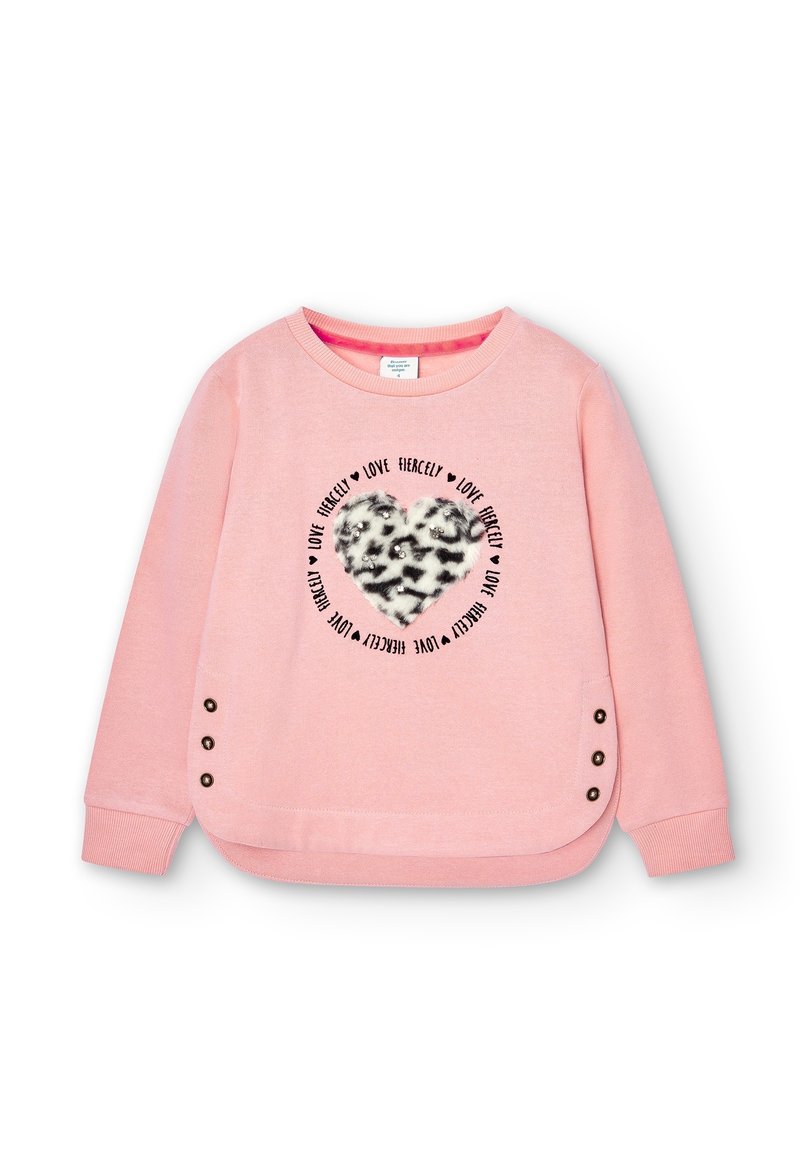 Sudadera rosa con un diseño de corazón de leopardo de felpa y el texto "AMOR FEROZ" a su alrededor, además de acentos de botón marrón en el lado.