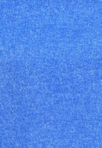 Tissu tricoté bleu avec une texture lisse, présentant un motif régulier et uniforme ainsi qu'un léger éclat.
