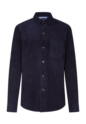 Marineblauwe suède overhemd met lange mouwen, knoopsluiting, borstzak en bruine knopen. Geringde textuur, slim fit en effen kleur.
