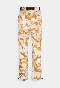 Pantalon cargo camouflage beige et marron avec multiples poches, ceinture noire réglable et cordons au bas, vu de dos.