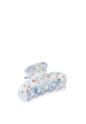 Fermaglio per capelli a forma di farfalla in blu e bianco translucido. Presenta gemme decorative in arancione, verde e trasparente. Superficie testurizzata con design dentato.