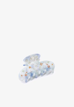 Clip para el cabello en forma de mariposa en azul y blanco translucido. Presenta gemas decorativas en naranja, verde y transparente. Superficie texturizada con diseño dentado.