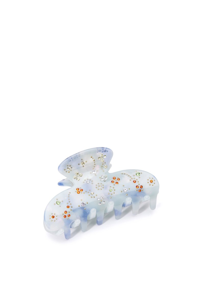 Mariposa-formad hårklämma i genomskinlig blå och vit. Utsmyckad med dekorativa stenar i orange, grön och klar. Texturerad yta med tandad design.