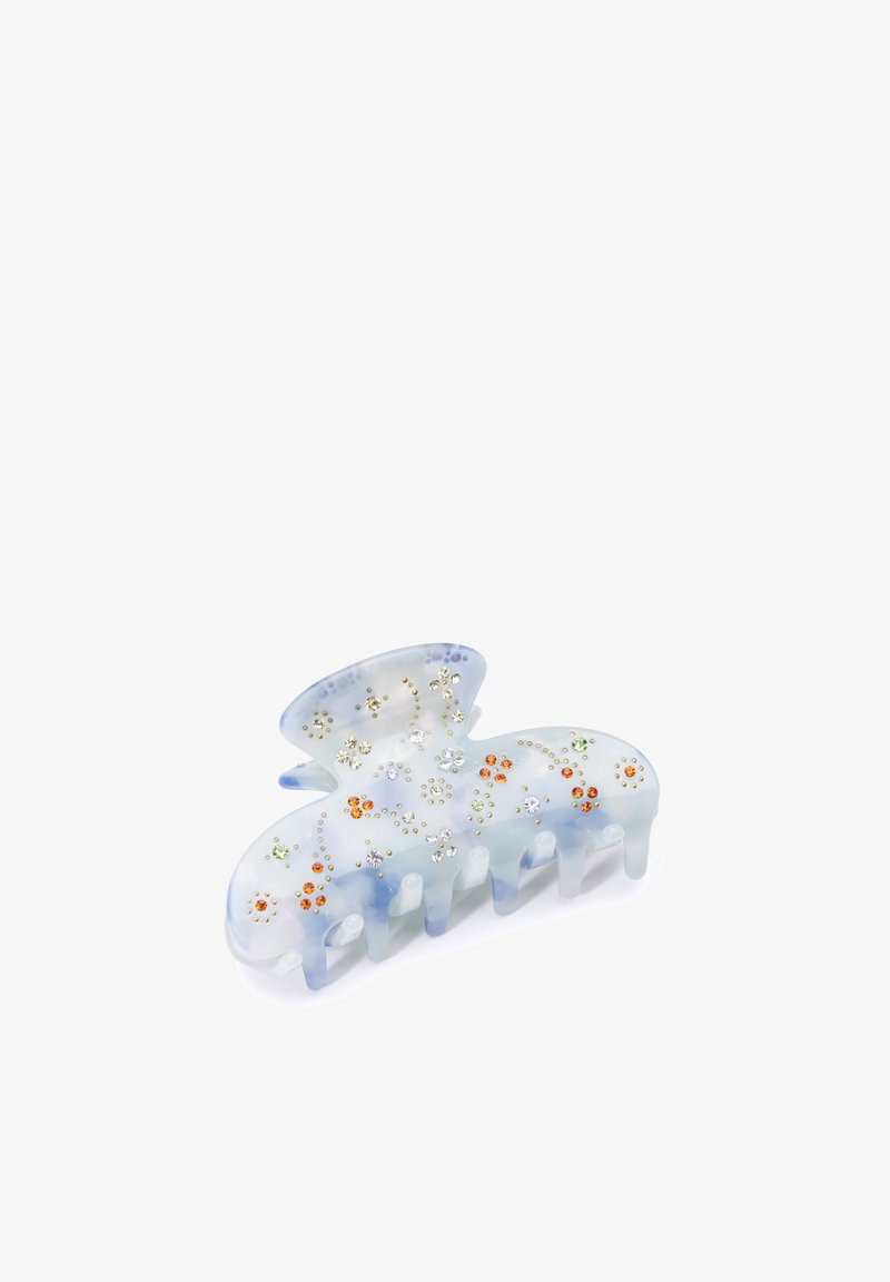 Mariposa-formad hårklämma i genomskinlig blå och vit. Utsmyckad med dekorativa stenar i orange, grön och klar. Texturerad yta med tandad design.
