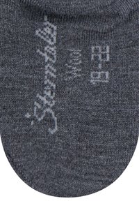 Nahaufnahme einer grauen Socke mit dem Markennamen "Smartwool" und Größenangaben, die in hellgrauem Garn gestrickt sind.