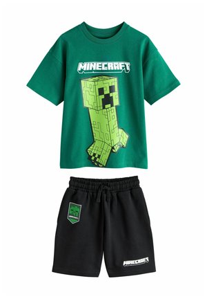 Grünes Minecraft-T-Shirt mit großem Creeper-Grafik und schwarzer Shorts mit Minecraft-Logo und Creeper-Schild-Aufnäher, elastischer Bund.