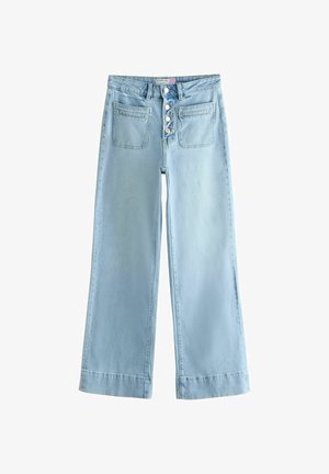 Lichtblauwe denim jeans met wijde pijpen, een hoge taille, vier zilveren knopen en twee voorzakken met klep.