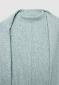 Hellblauer Cardigan aus weichem, strukturiertem Stoff. Verfügt über einen hohen Kragen und ein offenes Frontdesign mit einer dezenten Naht im Rücken.