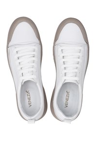 Hvide lædersneakers med grå gummidetaljer og en struktureret sål. Har flade snørebånd og en glat inderside. Brandlogoet er synligt indeni.