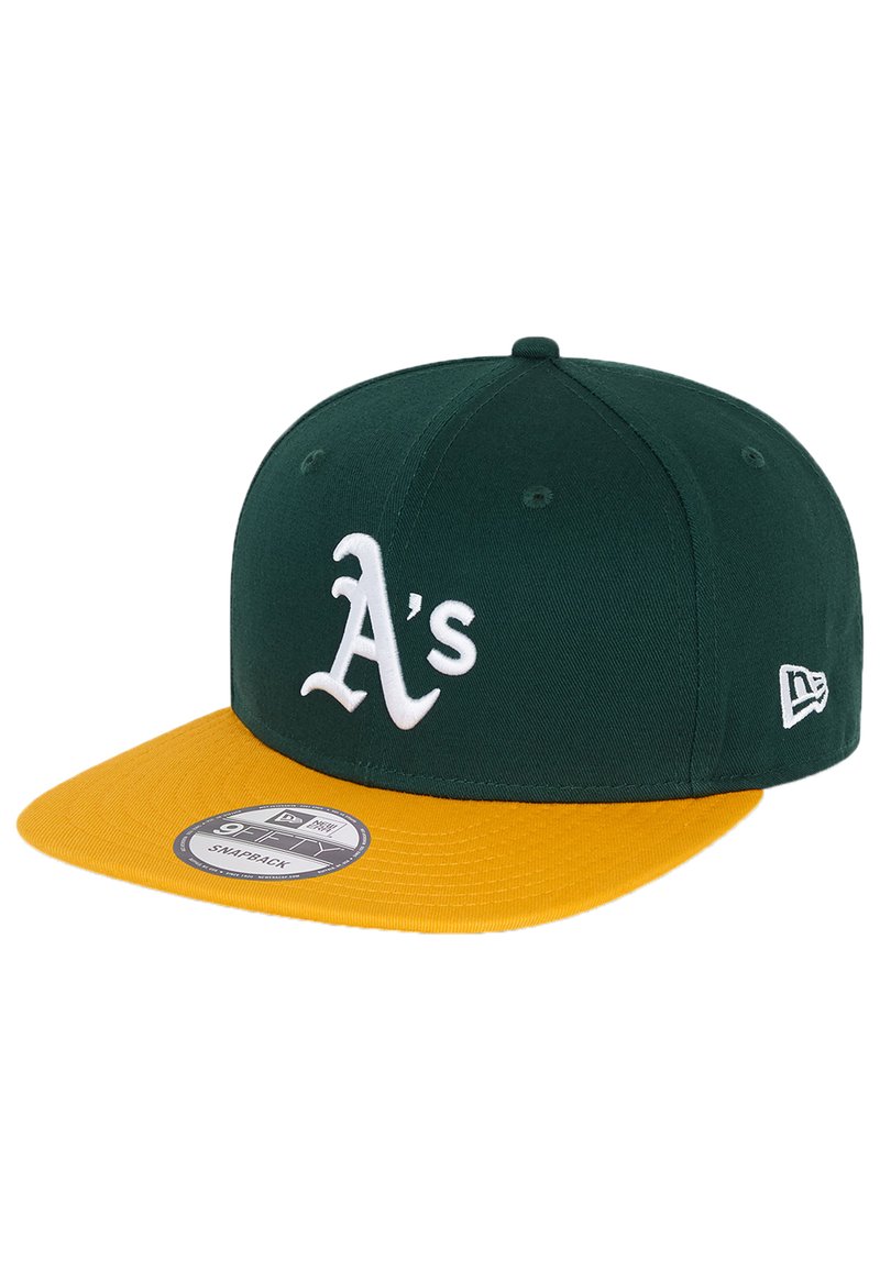 Gorra snapback verde y amarilla con logo blanco de "A's", visera plana y tejido texturizado. Incorpora una correa ajustable para el tamaño.