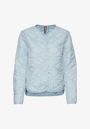 Lichtblauwe gewatteerde jack met een ronde halslijn, lange mouwen, drukknoopsluiting en een gladde, glanzende textuur. Heeft een golvend patroon over het geheel.