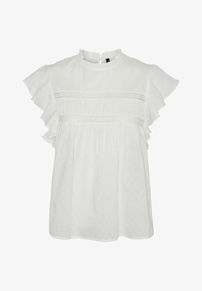 Blusa branca com mangas curtas em babados, apresentando um decote redondo e um acabamento decorativo de renda no peito. Com textura pontilhada por toda a peça.