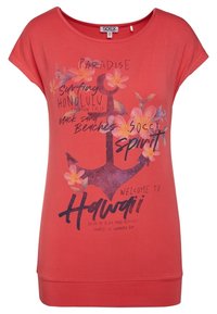 T-shirt corail avec une ancre, des fleurs tropicales et du texte : "Paradis", "surf à Honolulu", "plages", "Esprit Soccy" et "Bienvenue à Hawaii".