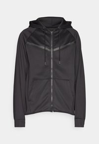Sudadera deportiva negra con cremallera frontal, capucha ajustable con cordón, dos bolsillos frontales y un panel brillante en la parte superior del pecho.