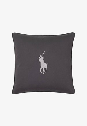 Mørkegrå firkantet pude med hvid broderet polo spiller til hest, der holder en hævet mallet i midten.