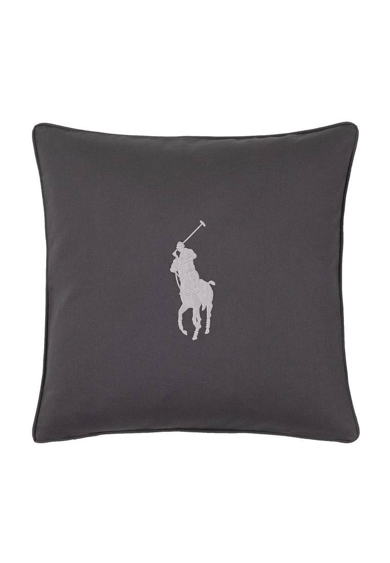 Σκοτεινό γκρι τετράγωνο μαξιλάρι με λευκό κεντη μένο παίκτη πόλο πάνω σε άλογο, που κρατάει ανυψωμένο το ρόπαλο στην κέντρο.