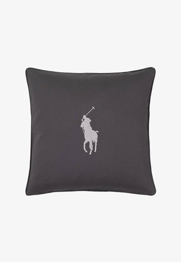 Mørkegrå firkantet pude med hvid broderet polo spiller til hest, der holder en hævet mallet i midten.