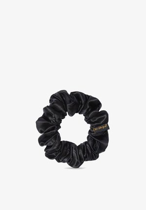 Zwarte zijden scrunchie met een geplooide stofstructuur en een klein label met de tekst "le silque" op een witte achtergrond.