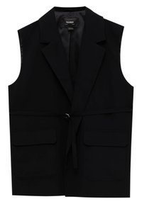 Schwarze ärmellose Weste mit maßgeschneidertem Design, ausgestattet mit einem Reverskragen, zwei vorderen Taschenklappen und einem Stoffgürtel in der Taille.