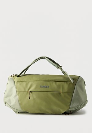 Sac de voyage vert olive avec poches latérales, sangles de poignée supérieure, poche zippée à l'avant et marquage "TERREX" sur le panneau avant.