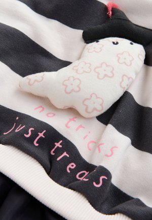 Tessuto a righe grigio e bianco con un fantasmino morbido decorato da motivi floreali rosa e un cappello nero, accompagnato dal testo "niente scherzi, solo avventure."