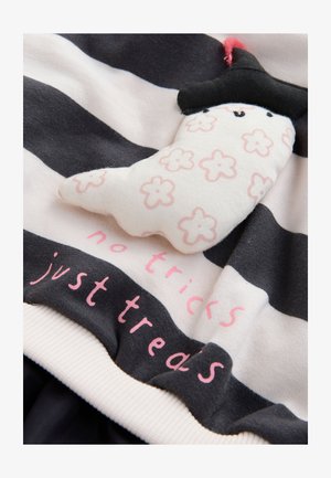 Tessuto a righe grigio e bianco con un fantasmino morbido decorato da motivi floreali rosa e un cappello nero, accompagnato dal testo "niente scherzi, solo avventure."