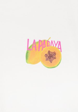 Papaya intera e tagliata a metà con semi visibili, accompagnata da testo rosa maiuscolo "LA PAPAYA" su sfondo bianco.