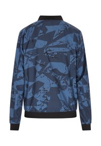 Blauwe bomberjack met een abstract geometrisch patroon, zwarte accenten, een geribde kraag en manchetten, gemaakt van lichtgewicht, glad materiaal.