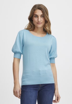 Top tricotat cu mânecă scurtă de culoare albastru deschis, cu decolteu rotund. Prezintă mâneci bufante și un tiv ribbed, oferind o finisare netedă și texturată.