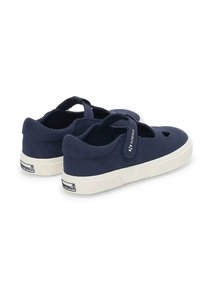 Scarpe in tela blu navy con cinturino a strappo, punta arrotondata e suola in gomma bianca. Presentano un design ritagliato e accenti testurizzati.