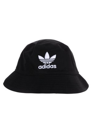 Schwarzer Adidas-Bucket-Hut mit weißem Trefoil-Logo und auf der Vorderseite eingesticktem Markennamen.