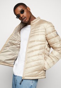 Jack & Jones JJEHERO PUFFER COLLAR - Vinterjakke - crockery