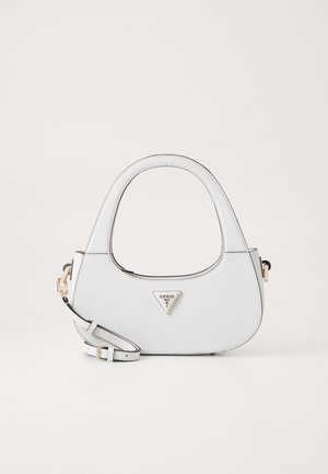 Sac à main synthétique blanc de forme courbée, doté d'une poignée supérieure et d'une sangle amovible, accentué par un logo triangulaire et des coutures contrastées.