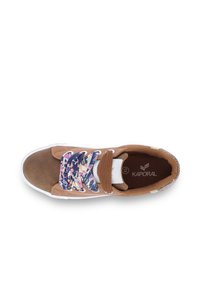 Sneaker marrone con lacci a fantasia floreale, suola bianca e accenti marroni texturizzati. Presenta un interno imbottito e un logo sulla soletta.