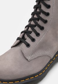 Dr. Martens Šněrovací kotníkové boty - grey