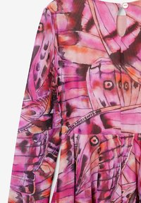 Fioletowa i różowa sukienka z motywem motyli, długimi rękawami, kluczowym dekoltem na plecach oraz teksturowanym materiałem o gładkim wykończeniu.