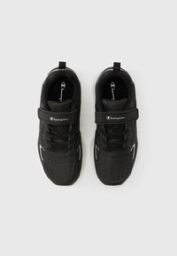 Ζευγάρι μαύρα αθλητικά παπούτσια Champion με επάνω μέρος από δίχ τυ, ιμάντες βέλκρο και λευκές σόλες, από άνω όψη πάνω σε λευκό φόντο.