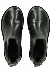 Stivali Chelsea in pelle verde scuro con pannelli elasticizzati ai lati, linguette per il passo e texture liscia. Punta arrotondata e suola nera a profilo basso.