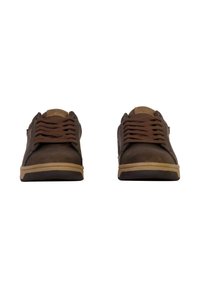 Baskets marron avec une tige en cuir lisse, bout rond et lacets assortis. Elles présentent une semelle en caoutchouc beige clair et un design minimaliste.