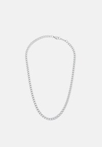 Colar em corrente de metal prateado com elos entrelaçados e um fecho seguro, textura suave, acabamento uniforme e um design clássico.