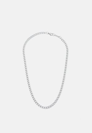 Colar em corrente de metal prateado com elos entrelaçados e um fecho seguro, textura suave, acabamento uniforme e um design clássico.