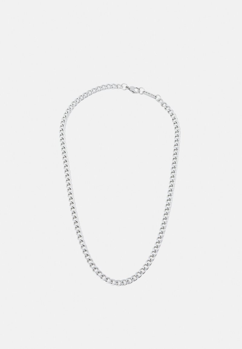 Colar em corrente de metal prateado com elos entrelaçados e um fecho seguro, textura suave, acabamento uniforme e um design clássico.